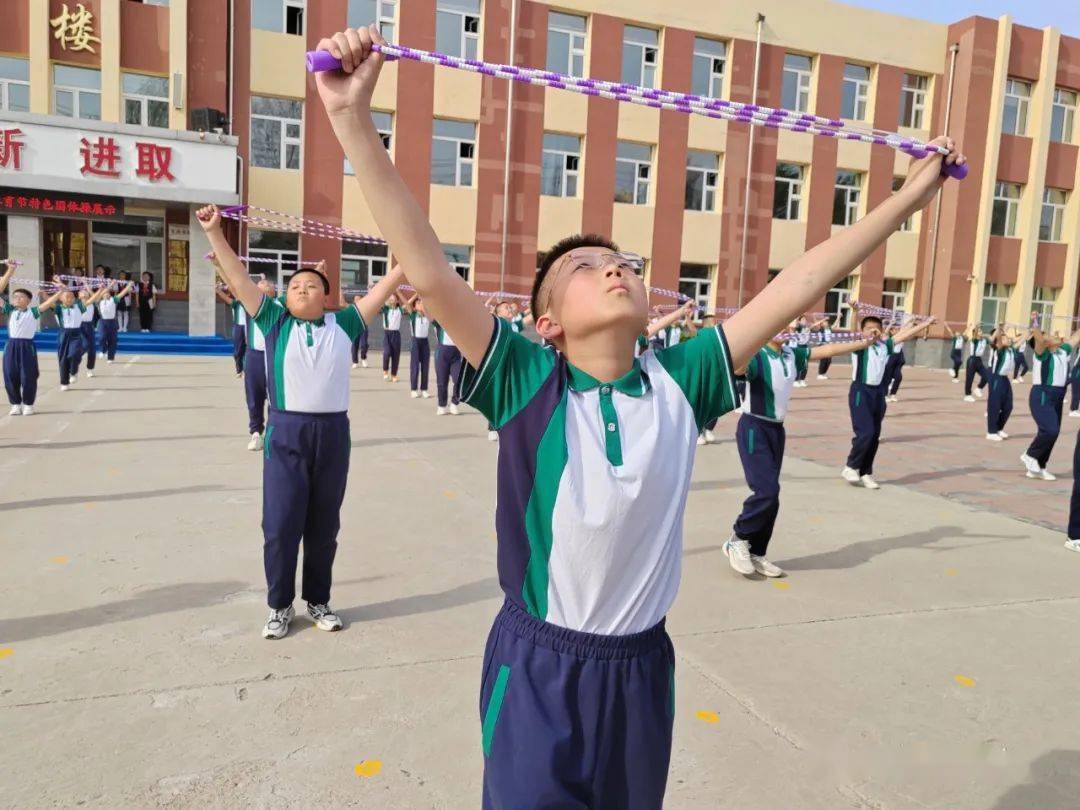 九游体育平台-彰显实力:体操选手飒爽英姿