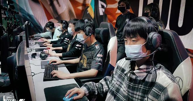 九游游戏-DFM险胜C9，Deft操刀奇招英雄翻盘焦点之战成都决赛之夜，锁定晋级资格的简单介绍