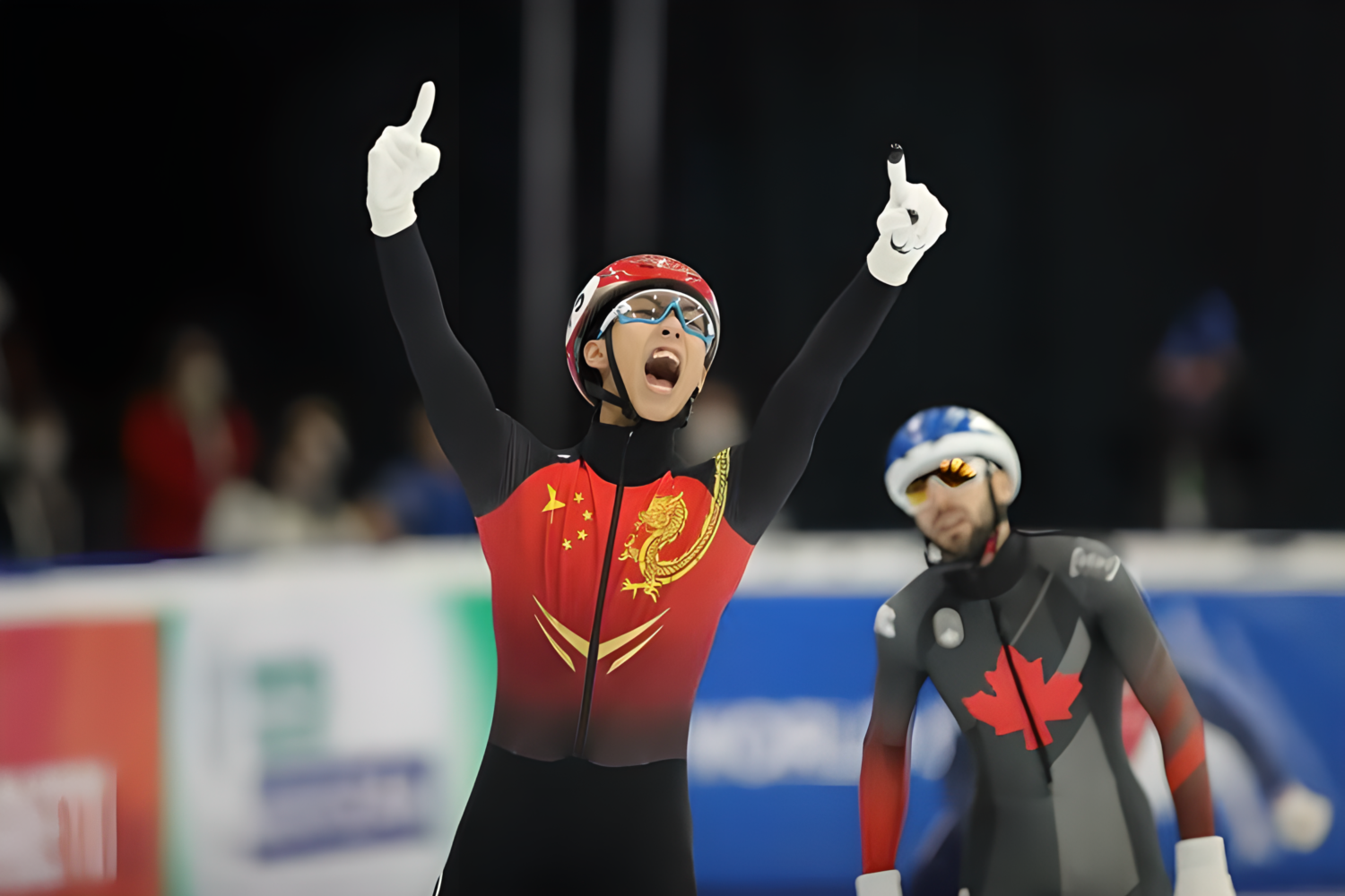 九游体育直播-短道速滑决赛呈现绝美一幕，选手飞驰冲刺