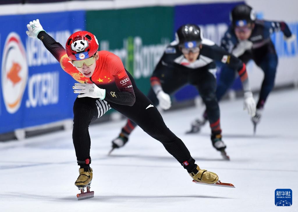九游体育直播-短道速滑决赛呈现绝美一幕，选手飞驰冲刺