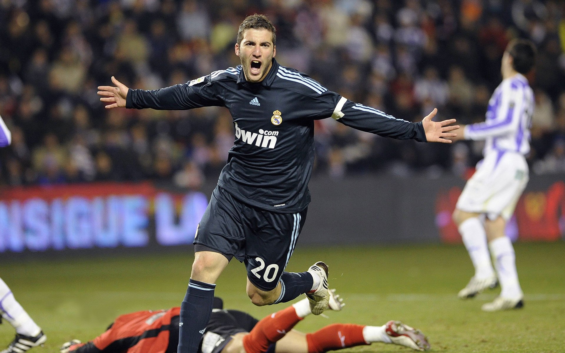 九游娱乐入口-欧冠史诗之夜,几内亚黑马撕裂不败神话,勒沃库森王朝梦碎于寒铁防线